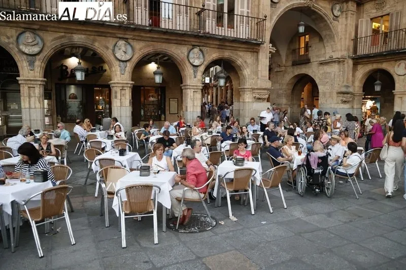 Ambiente en Salamanca en la tarde de este sábado. Fotos: David Sañudo