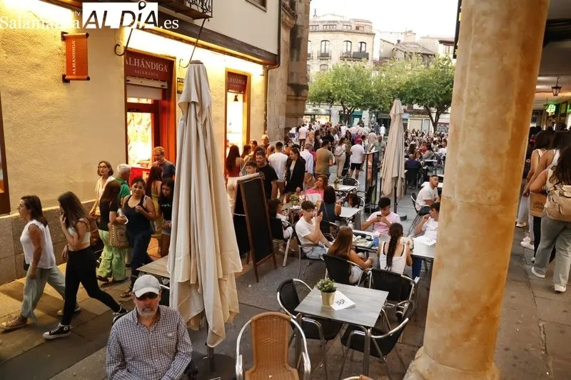 Ambiente en Salamanca en la tarde de este sábado. Fotos: David Sañudo