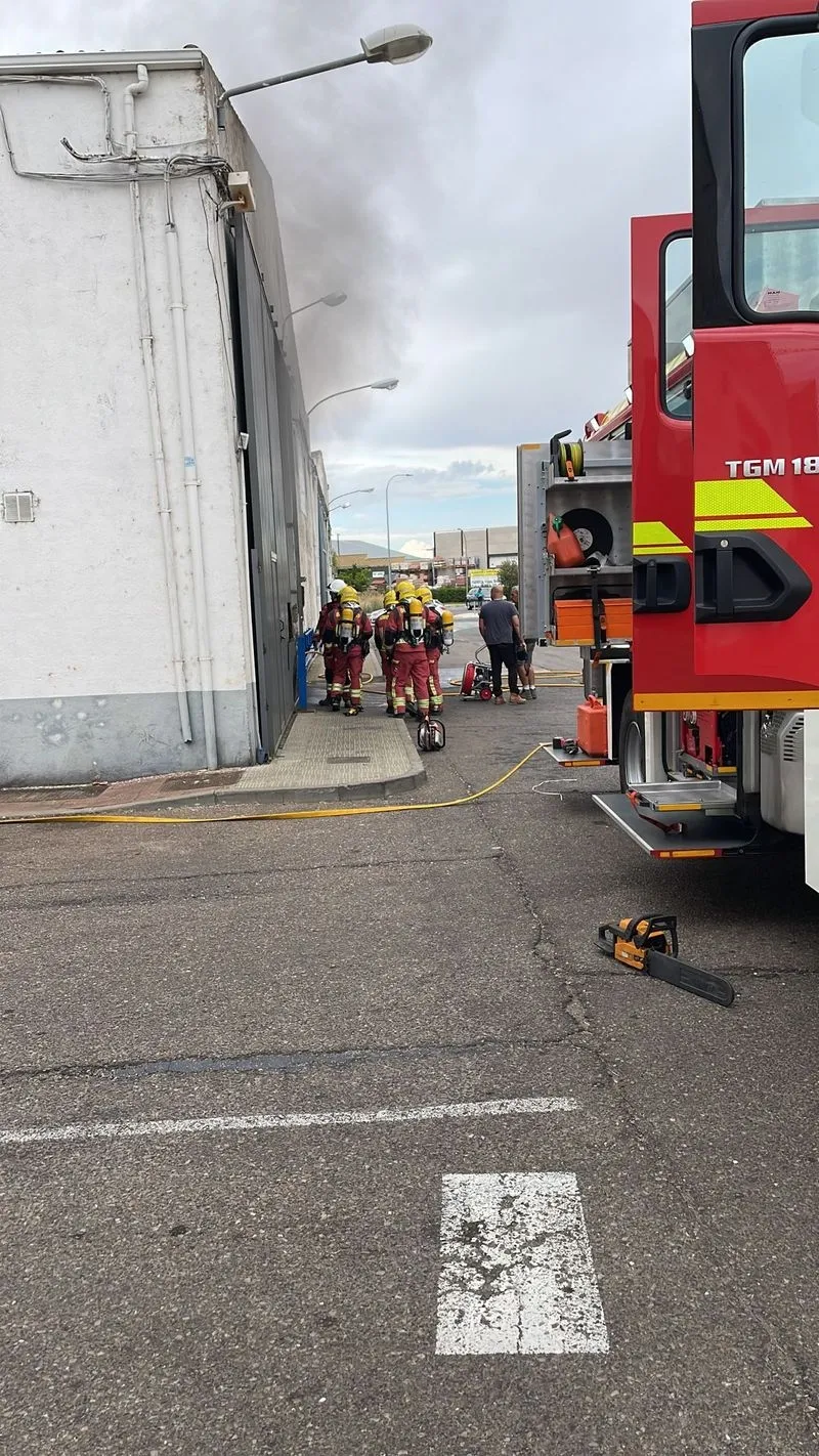Foto 7 - Un incendio en Villares de la Reina moviliza a varias dotaciones de Bomberos 
