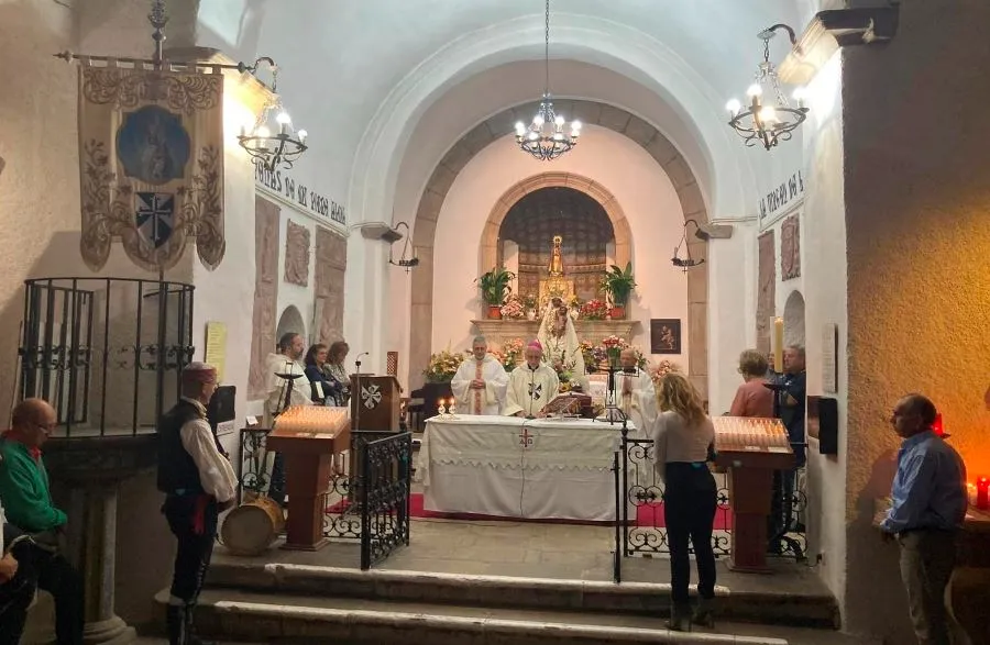 Foto 5 - M&uacute;ltiples mirobrigenses suben hasta el Santuario de la Pe&ntilde;a de Francia