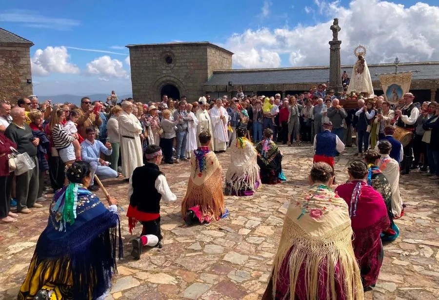 Foto 4 - M&uacute;ltiples mirobrigenses suben hasta el Santuario de la Pe&ntilde;a de Francia