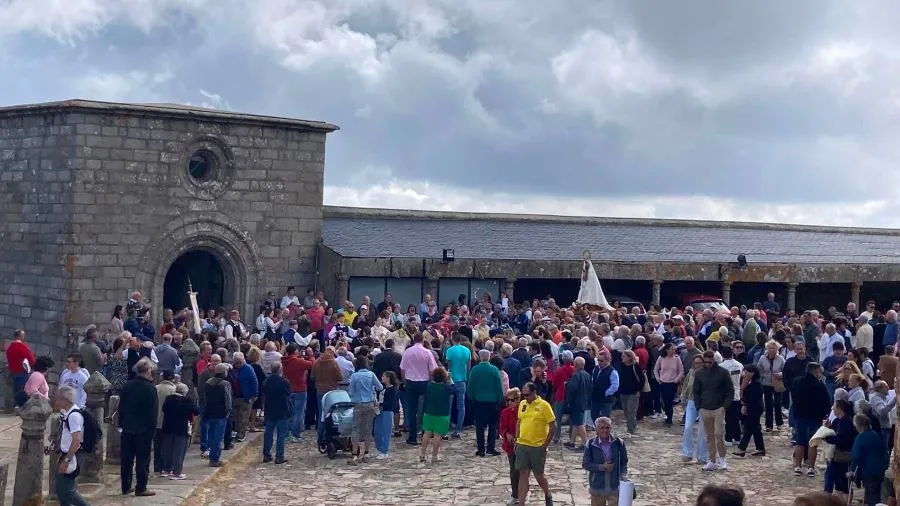 Foto 3 - M&uacute;ltiples mirobrigenses suben hasta el Santuario de la Pe&ntilde;a de Francia