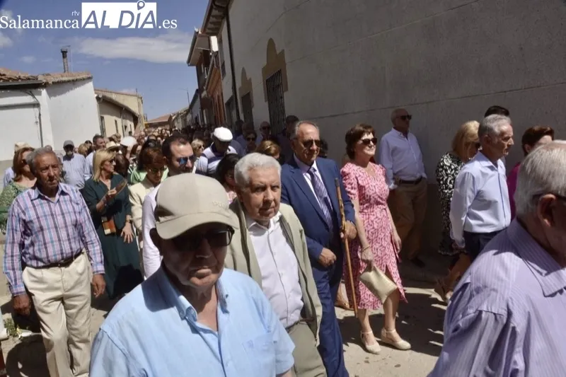 Foto 5 - Macotera se echa a las calles con sus mejores galas para honrar a su patrona, la Virgen de la Encina, con su esperada proces&iacute;&oacute;n y una paellada popular