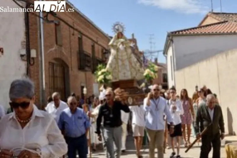 Foto 2 - Macotera se echa a las calles con sus mejores galas para honrar a su patrona, la Virgen de la Encina, con su esperada proces&iacute;&oacute;n y una paellada popular