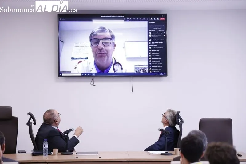 El consejero de Sanidad, Alejandro Vázquez Ramos, suscribe un convenio entre la Gerencia Regional de Salud, IBSAL y Novartis. Fotos: David Sañudo