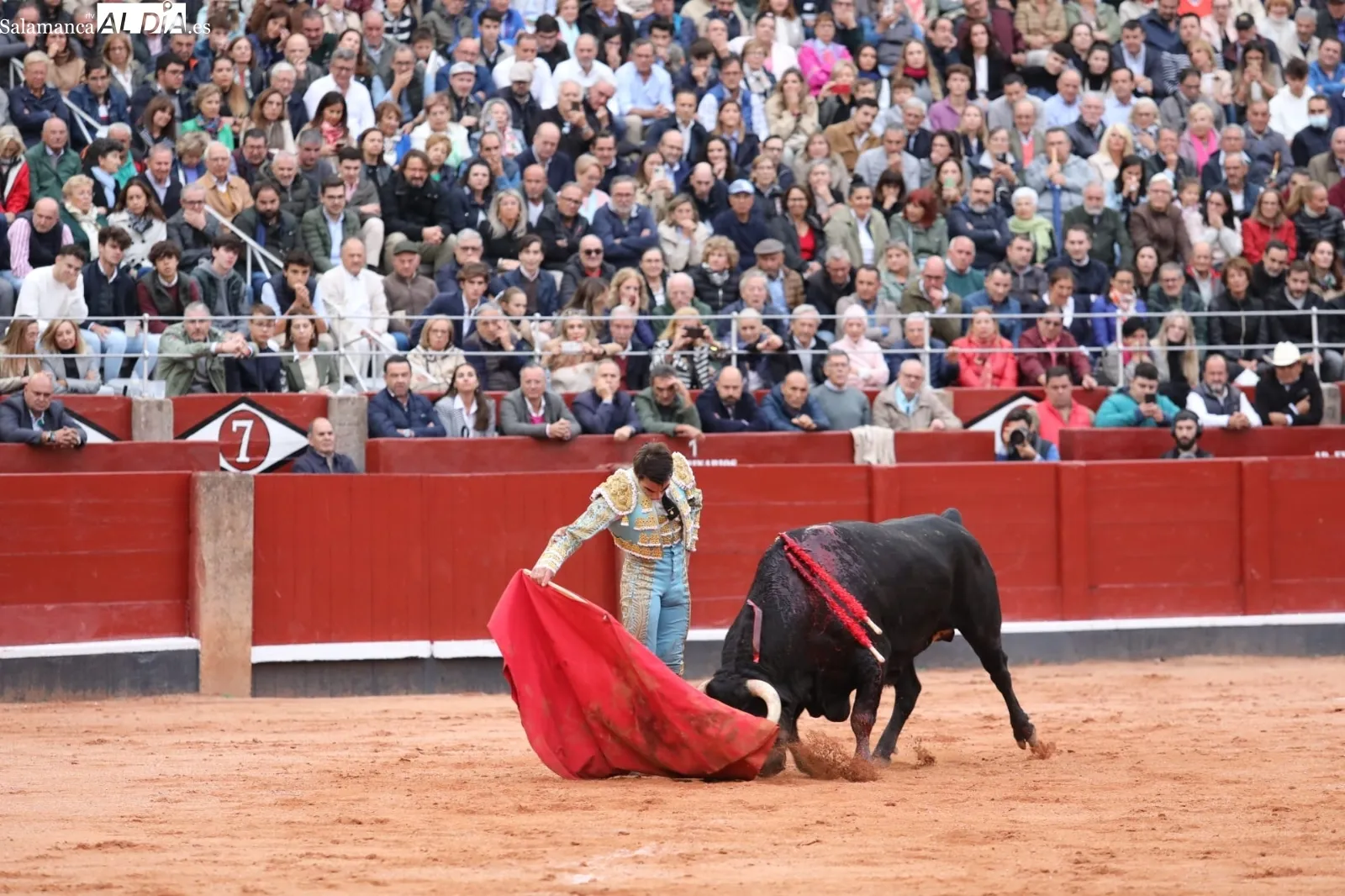 López Chaves en su último toro. Fotos: Miguel Hernández