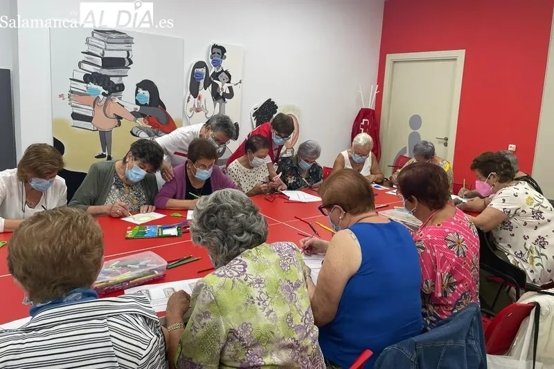 La Asamblea de Cruz Roja y Asprodes Vitigudino celebran el Día de la Paz con la elaboración de un gran mural 