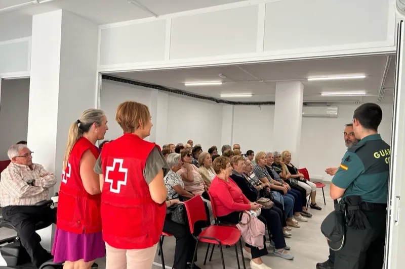 La Guardia Civil ofrecía una charla en Cruz Roja para prevenir robos y timos 