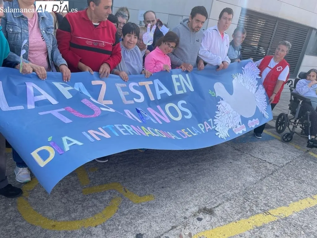 La Asamblea de Cruz Roja y Asprodes Vitigudino celebran el Día de la Paz con la elaboración de un gran mural 