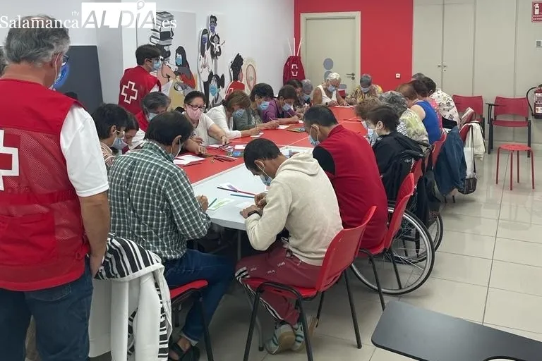 La Asamblea de Cruz Roja y Asprodes Vitigudino celebran el Día de la Paz con la elaboración de un gran mural 
