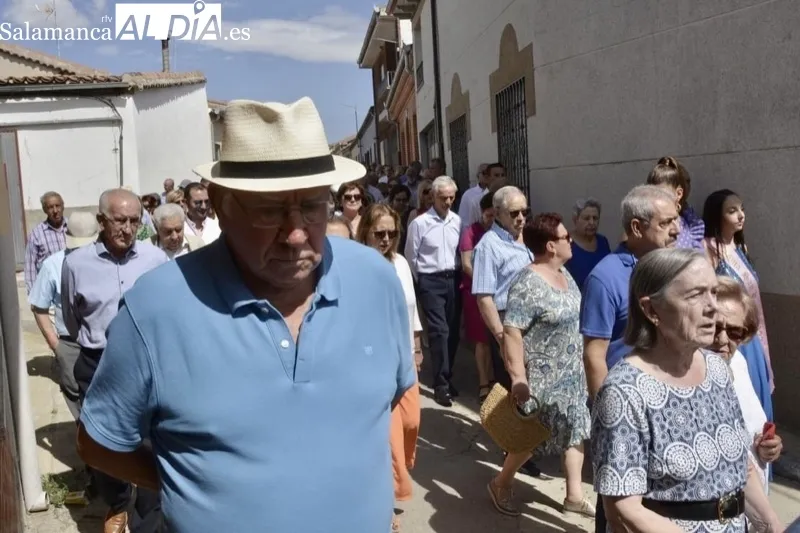 Foto 7 - Macotera se echa a las calles con sus mejores galas para honrar a su patrona, la Virgen de la Encina, con su esperada proces&iacute;&oacute;n y una paellada popular