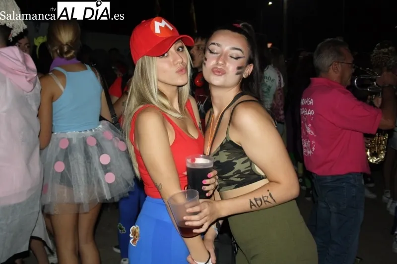 El desfile de peñas y disfraces abre las fiestas de Villoria