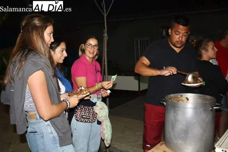 La Plaza Mayor de Villoria acogía la tradicional merienda de la vaca