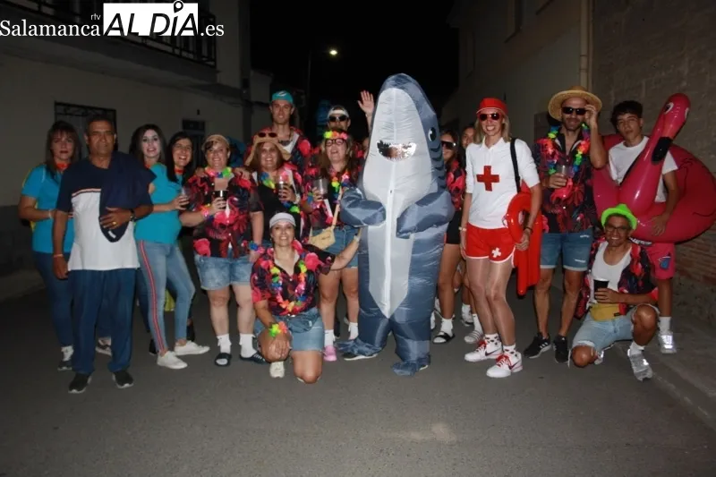 El desfile de peñas y disfraces abre las fiestas de Villoria