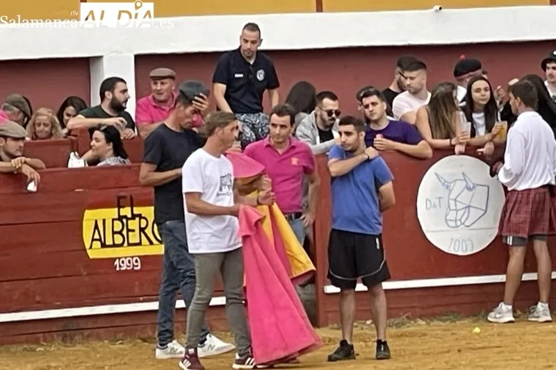 Foto 5 - Carreras, saltos y diversi&oacute;n para una festiva tarde de vaquillas en Macotera