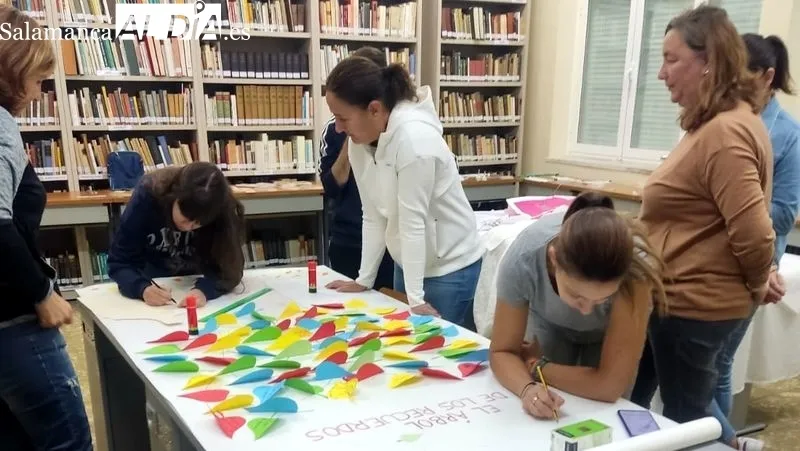 Alumnos y profesoras de la AFE han elaborado un 'Árbol de los Recuerdos'