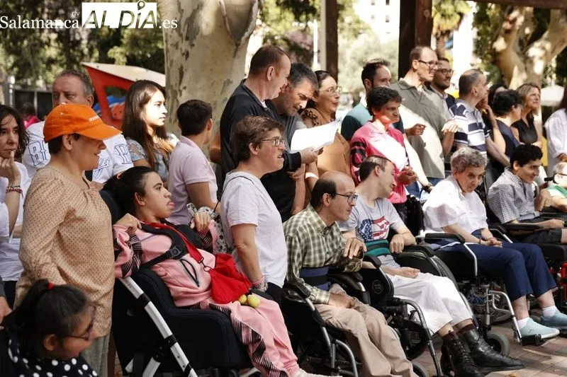 Integrantes de Aspace Salamanca junto a las casetas de hosteleros salmantinos en la Alamedilla, con motivo de la Feria de Día. Foto de David Sañudo