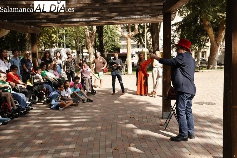 Integrantes de Aspace Salamanca junto a las casetas de hosteleros salmantinos en la Alamedilla, con motivo de la Feria de Día. Foto de David Sañudo