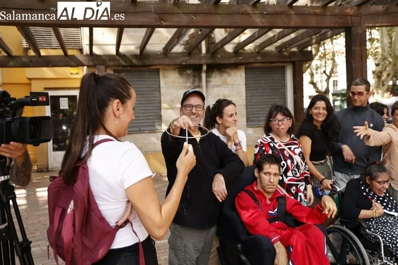Integrantes de Aspace Salamanca junto a las casetas de hosteleros salmantinos en la Alamedilla, con motivo de la Feria de Día. Foto de David Sañudo