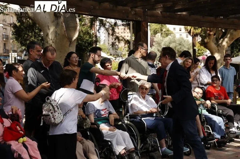 Integrantes de Aspace Salamanca junto a las casetas de hosteleros salmantinos en la Alamedilla, con motivo de la Feria de Día. Foto de David Sañudo