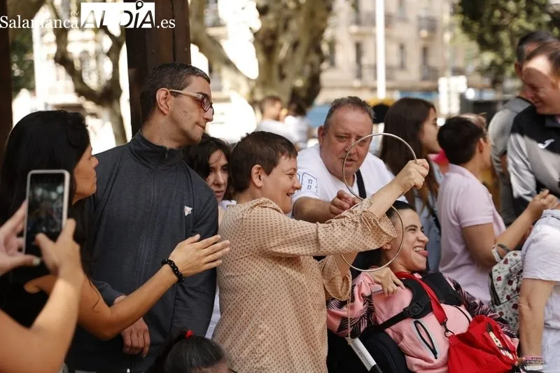 Integrantes de Aspace Salamanca junto a las casetas de hosteleros salmantinos en la Alamedilla, con motivo de la Feria de Día. Foto de David Sañudo
