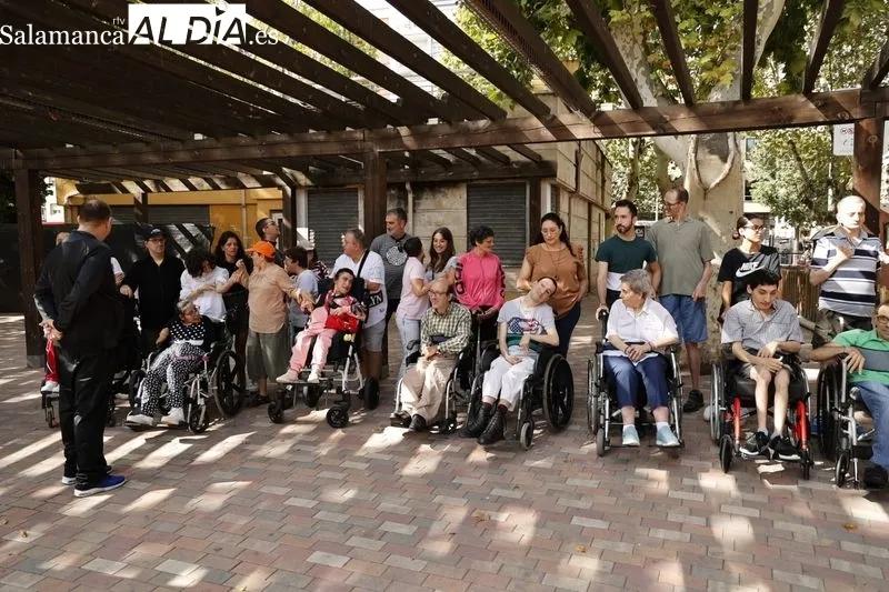 Integrantes de Aspace Salamanca junto a las casetas de hosteleros salmantinos en la Alamedilla, con motivo de la Feria de Día. Foto de David Sañudo