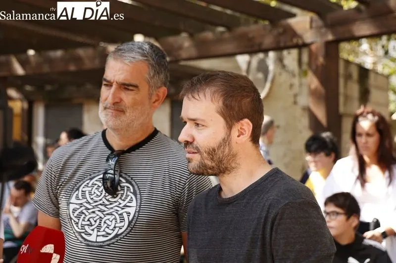 Integrantes de Aspace Salamanca junto a las casetas de hosteleros salmantinos en la Alamedilla, con motivo de la Feria de Día. Foto de David Sañudo