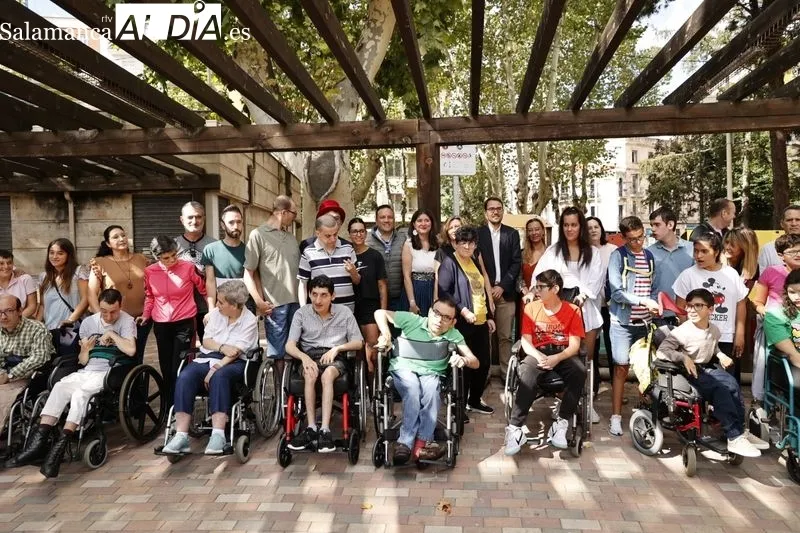 Integrantes de Aspace Salamanca junto a las casetas de hosteleros salmantinos en la Alamedilla, con motivo de la Feria de Día. Foto de David Sañudo
