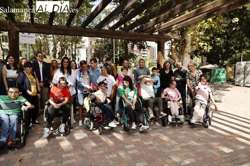 Integrantes de Aspace Salamanca junto a las casetas de hosteleros salmantinos en la Alamedilla, con motivo de la Feria de Día. Foto de David Sañudo