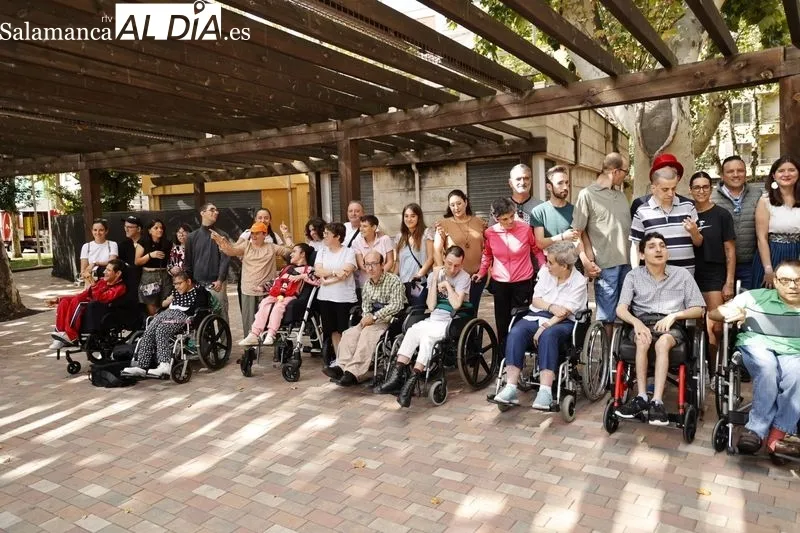 Integrantes de Aspace Salamanca junto a las casetas de hosteleros salmantinos en la Alamedilla, con motivo de la Feria de Día. Foto de David Sañudo