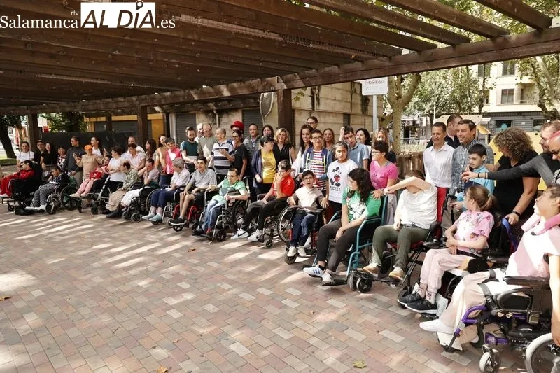 Integrantes de Aspace Salamanca junto a las casetas de hosteleros salmantinos en la Alamedilla, con motivo de la Feria de Día. Foto de David Sañudo