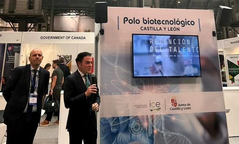 El concejal de Promoción Económica, Pedro Martínez, junto a técnicos municipales, ha mostrado todos los detalles de ABIOINNOVA en un encuentro que reúne a más de 850 entidades en Barcelona