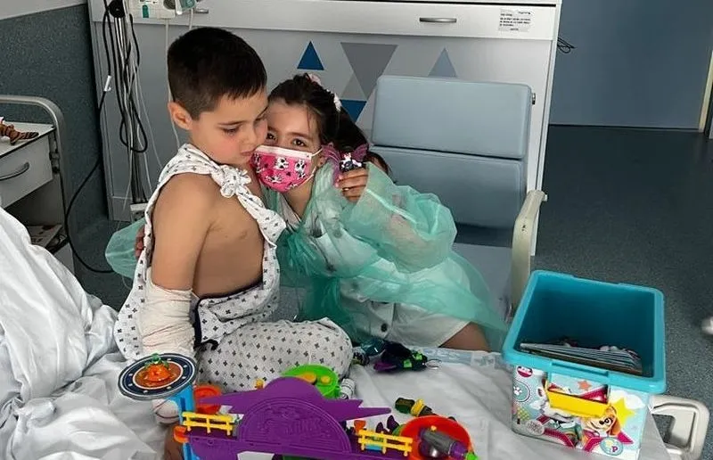 Adrián Prada, niño de 6 años con cáncer, en el Hospital Universitario de Salamanca, con su hermana Noa