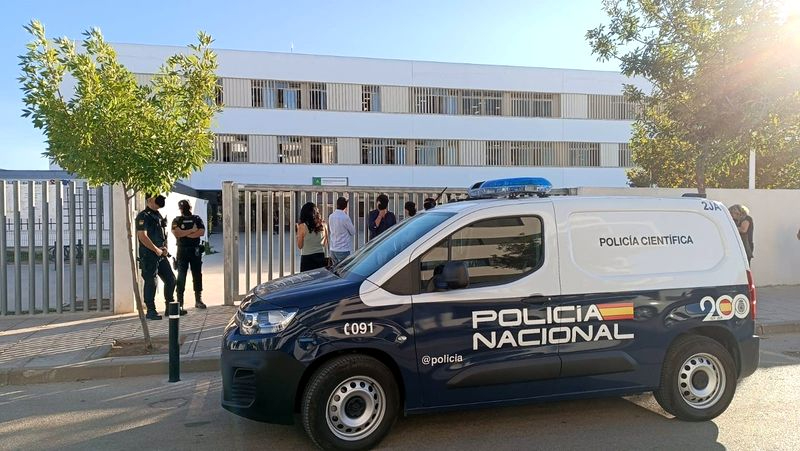 Agentes de Policía donde se ha producido la agresión en el colegio de Jerez. - EUROPA PRESS