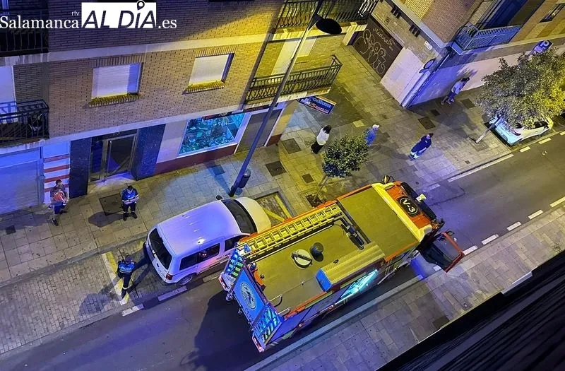 Despliegue de los Bomberos municipales en la calle Cortes de Cádiz