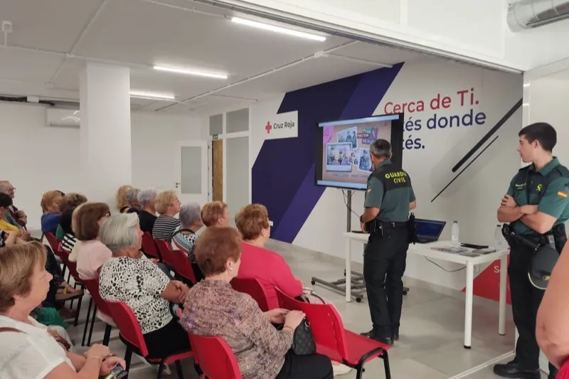 La Guardia Civil ofrecía una charla en Cruz Roja para prevenir robos y timos 