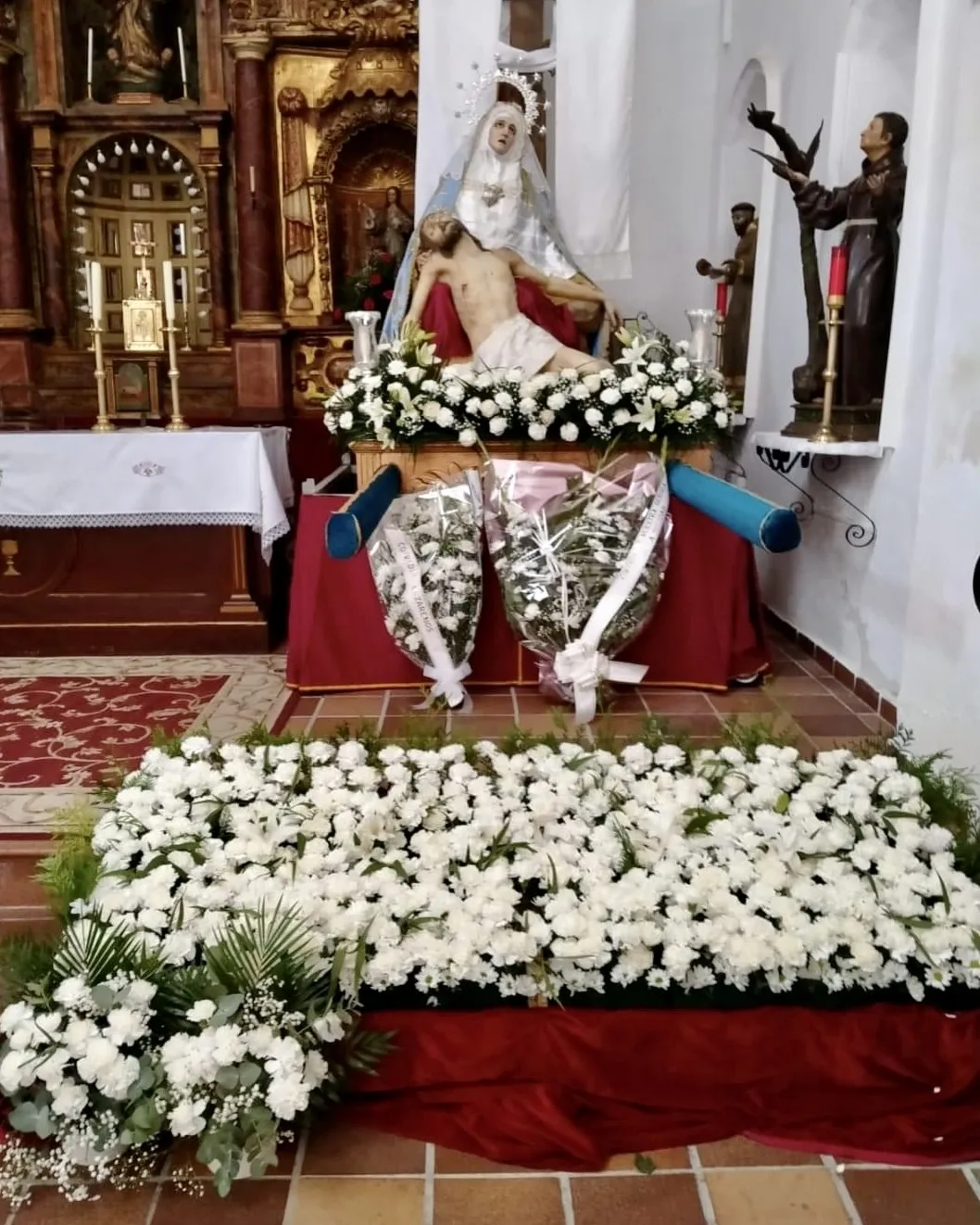 Foto 2 - La devoci&oacute;n y el cari&ntilde;o a Nuestra Se&ntilde;ora de la Piedad pueden con la lluvia en su fiesta anual
