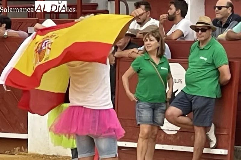 Foto 4 - Carreras, saltos y diversi&oacute;n para una festiva tarde de vaquillas en Macotera