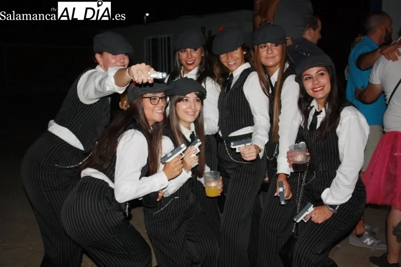 El desfile de peñas y disfraces abre las fiestas de Villoria