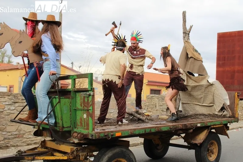 Divertido desfile de carrozas en Trabanca / SILVESTRE