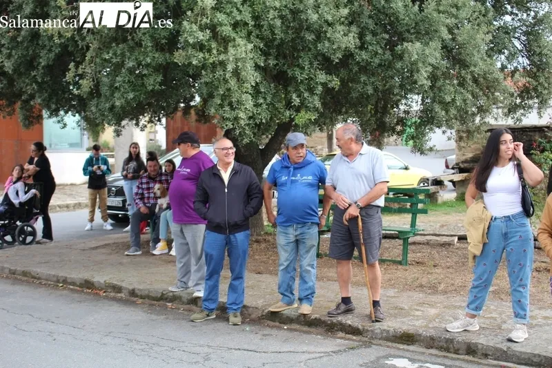 Divertido desfile de carrozas en Trabanca / SILVESTRE
