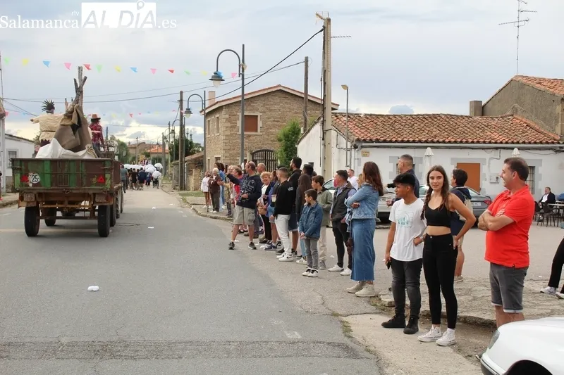 Divertido desfile de carrozas en Trabanca / SILVESTRE