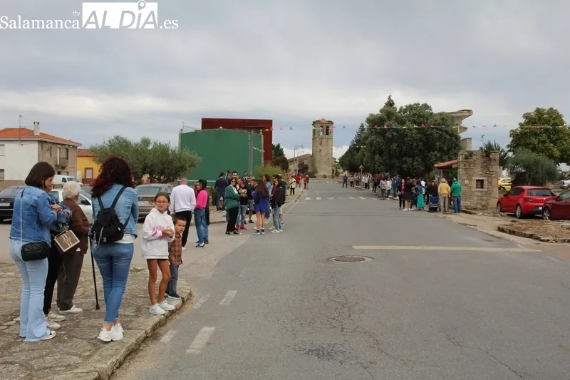 Divertido desfile de carrozas en Trabanca / SILVESTRE