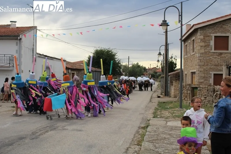 Divertido desfile de carrozas en Trabanca / SILVESTRE
