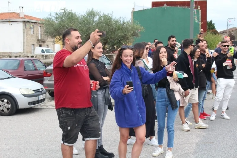 Divertido desfile de carrozas en Trabanca / SILVESTRE