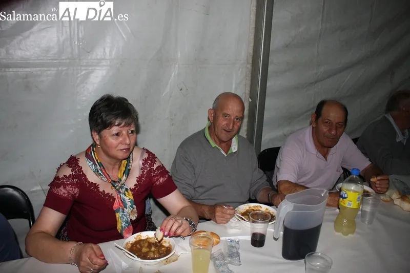 Cerca de 600 personas llenaron la plaza de Encinasola en la cena de hermandad ofrecida por el Ayuntamiento / SILVESTRE