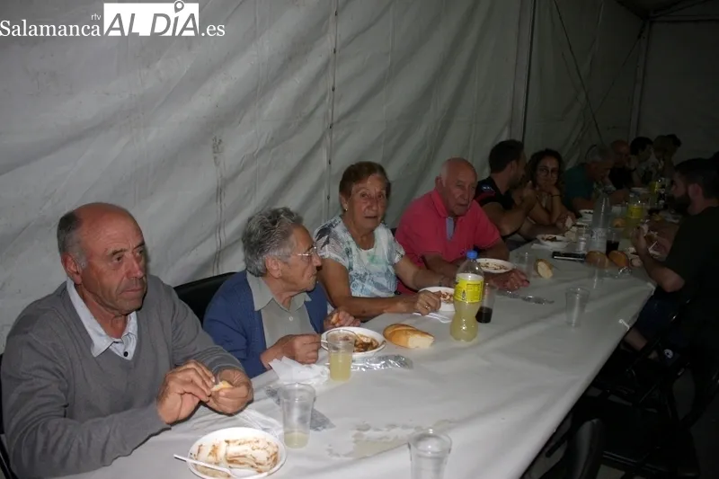 Cerca de 600 personas llenaron la plaza de Encinasola en la cena de hermandad ofrecida por el Ayuntamiento / SILVESTRE