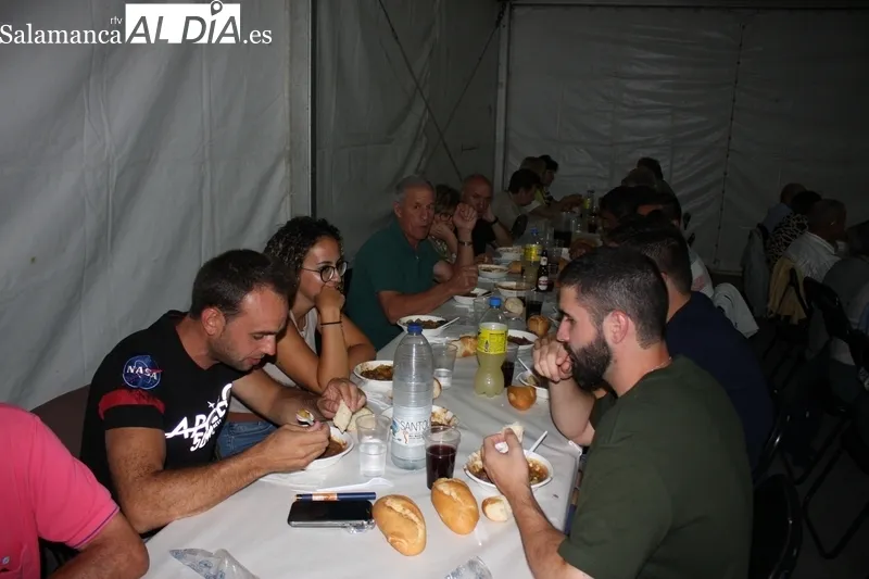 Cerca de 600 personas llenaron la plaza de Encinasola en la cena de hermandad ofrecida por el Ayuntamiento / SILVESTRE