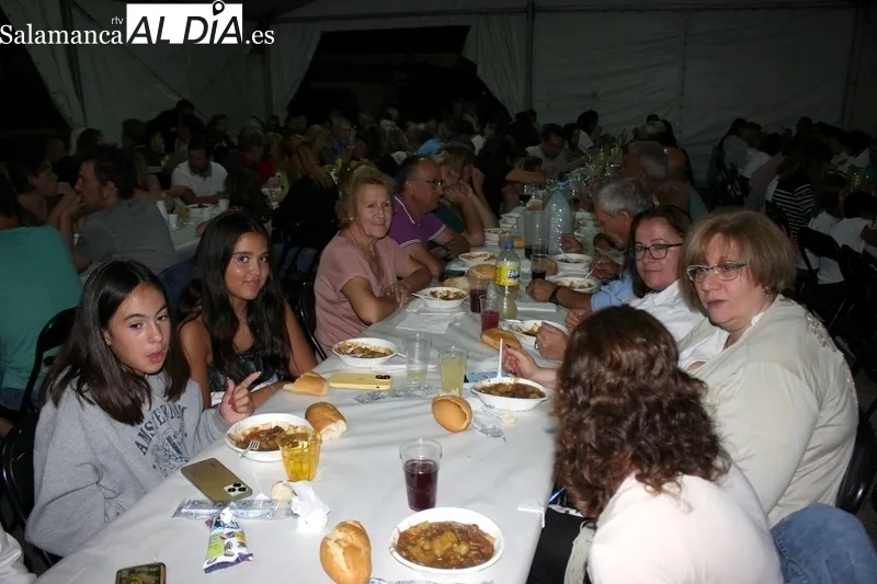Cerca de 600 personas llenaron la plaza de Encinasola en la cena de hermandad ofrecida por el Ayuntamiento / SILVESTRE
