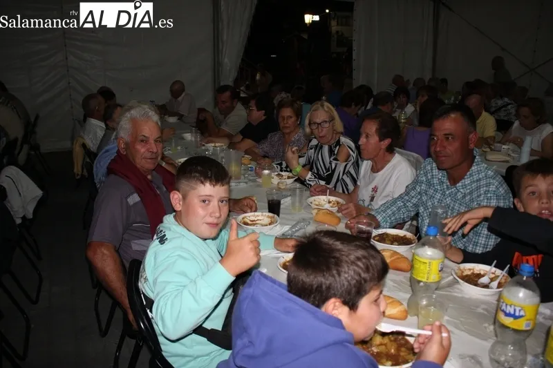 Cerca de 600 personas llenaron la plaza de Encinasola en la cena de hermandad ofrecida por el Ayuntamiento / SILVESTRE
